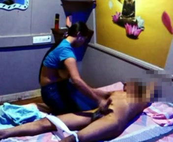 Happy ending at desi massage parlour