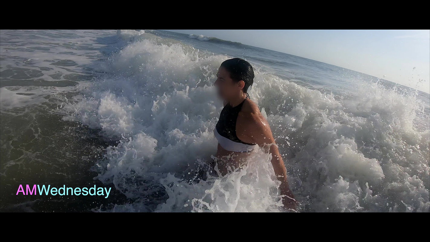 Beautiful 59-year-old mature Latina puts on a bikini to show off on the beach_621614c7