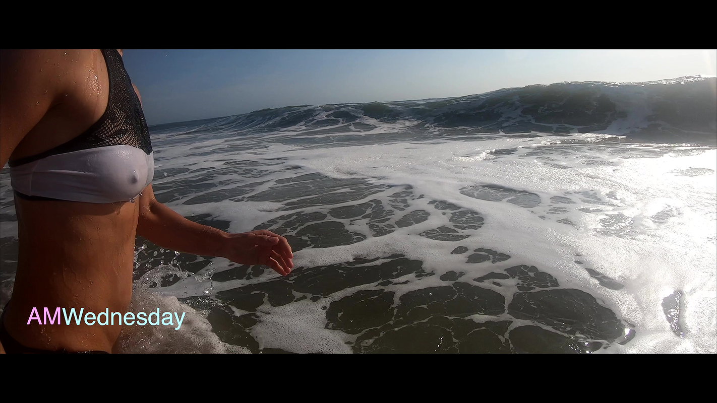 Beautiful 59-year-old mature Latina puts on a bikini to show off on the beach_621614c7