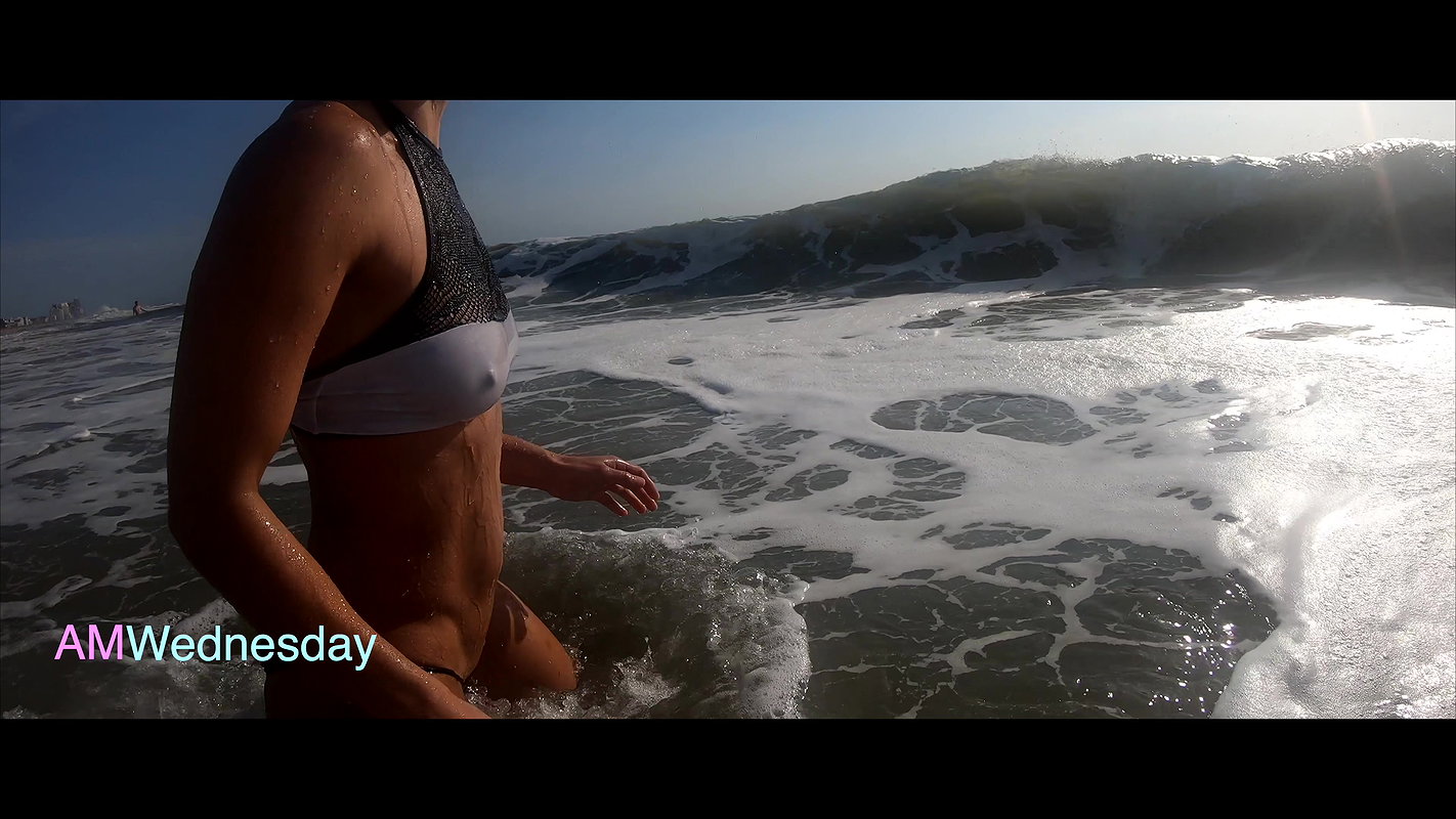 Beautiful 59-year-old mature Latina puts on a bikini to show off on the beach_621614c7