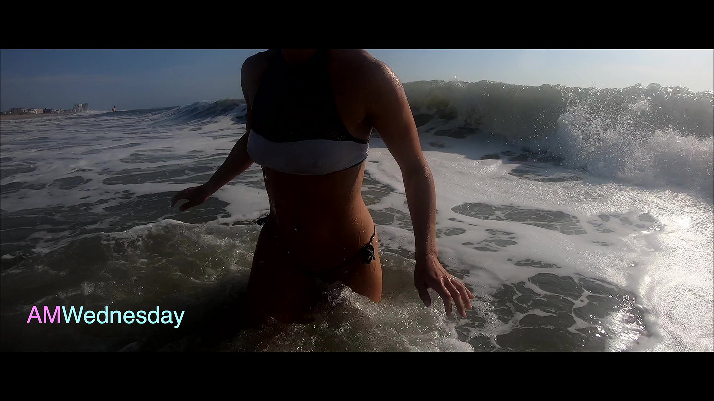 Beautiful 59-year-old mature Latina puts on a bikini to show off on the beach_621614c7