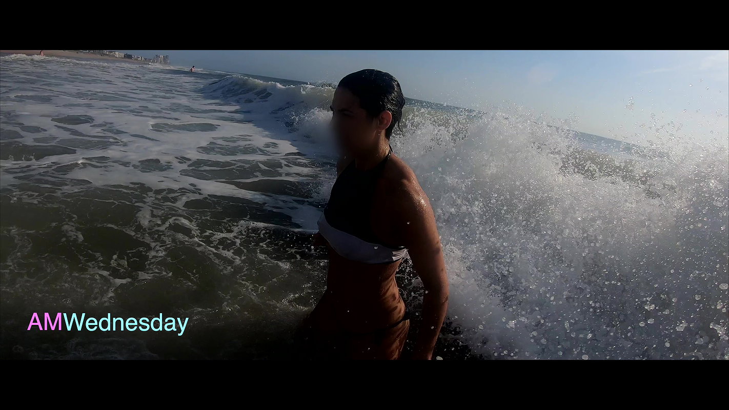 Beautiful 59-year-old mature Latina puts on a bikini to show off on the beach_621614c7