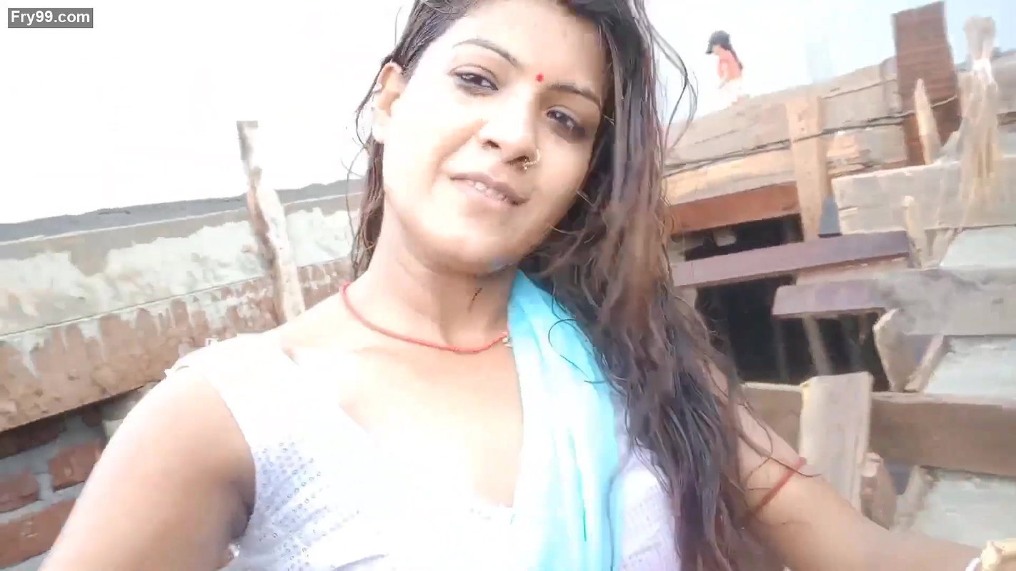 Urmila life and beauty Hot navel show Barish me bhig kar naha li me