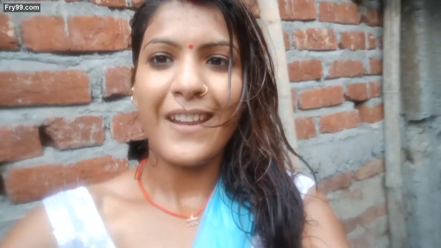 Urmila life and beauty Hot navel show Barish me bhig kar naha li me