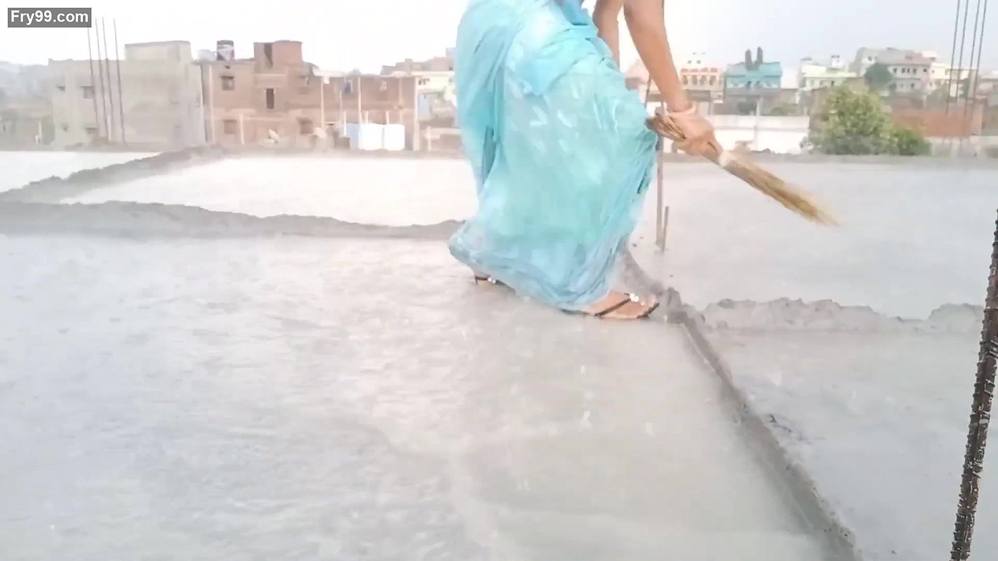 Urmila life and beauty Hot navel show Barish me bhig kar naha li me