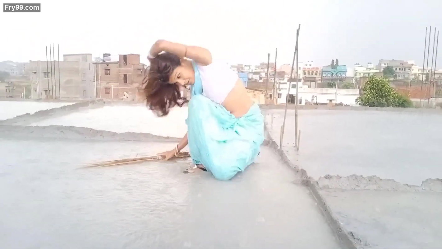 Urmila life and beauty Hot navel show Barish me bhig kar naha li me