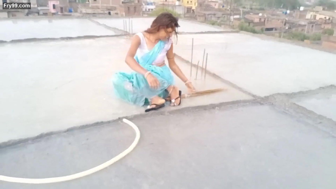 Urmila life and beauty Hot navel show Barish me bhig kar naha li me