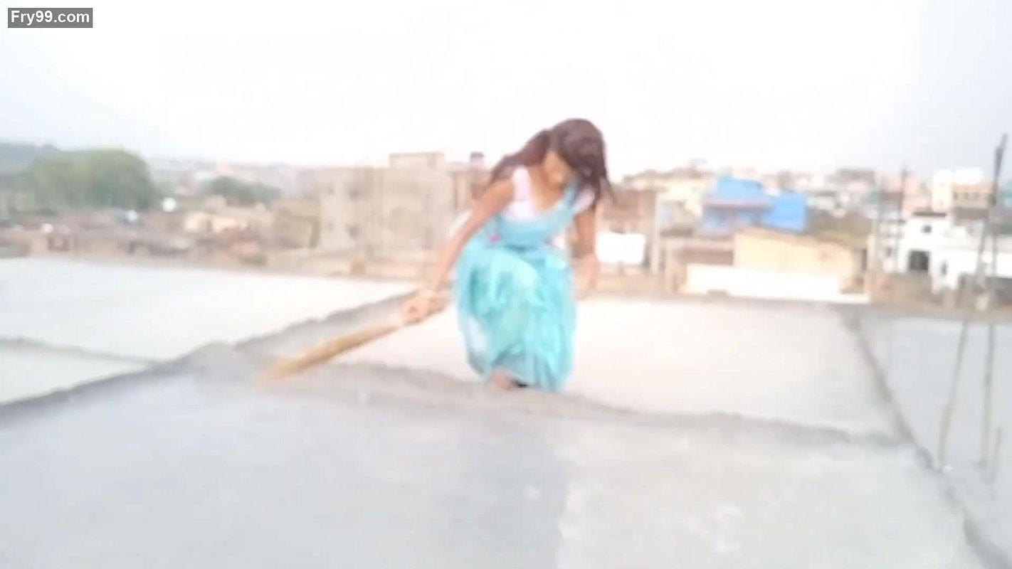 Urmila life and beauty Hot navel show Barish me bhig kar naha li me