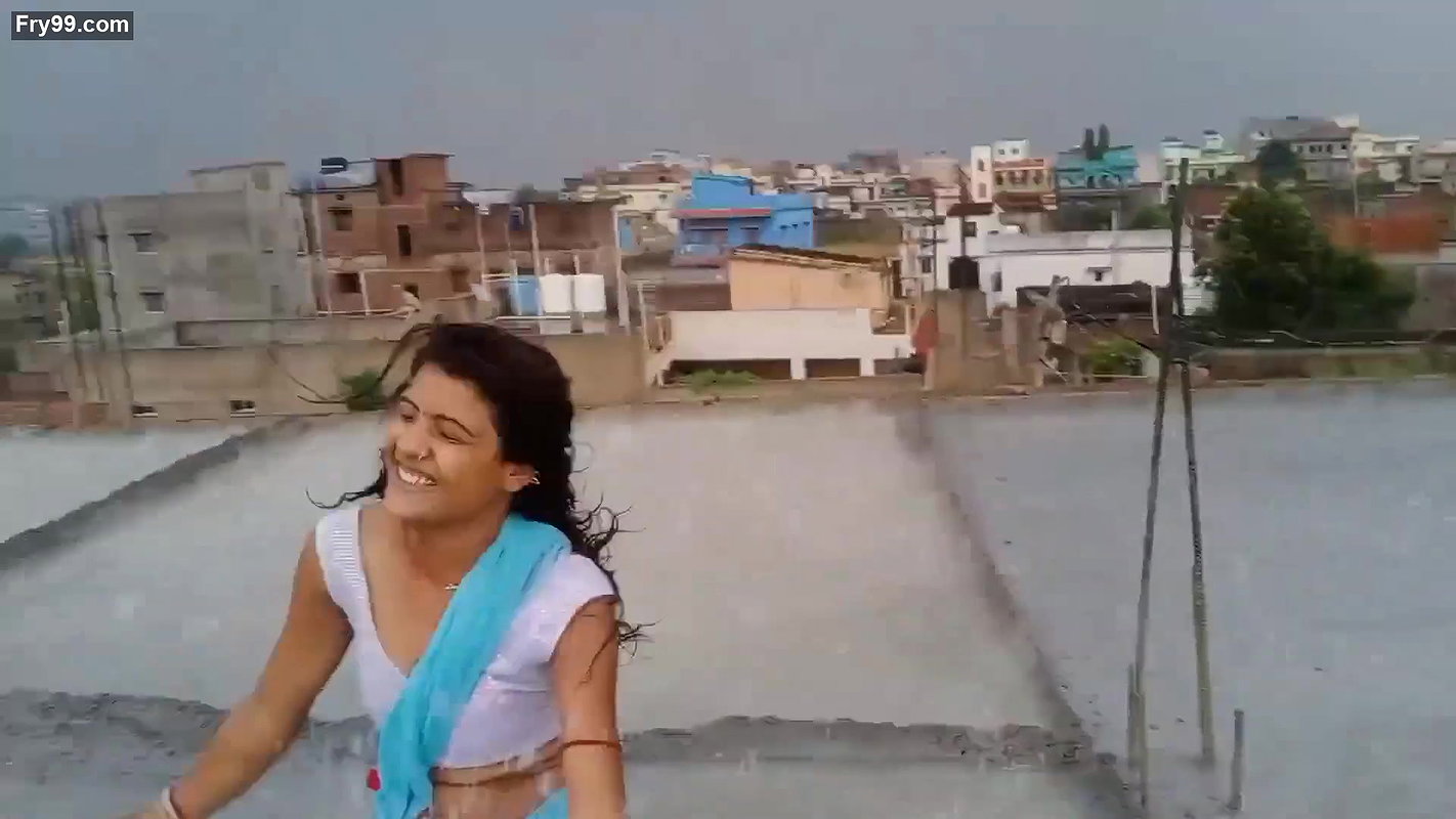 Urmila life and beauty Hot navel show Barish me bhig kar naha li me