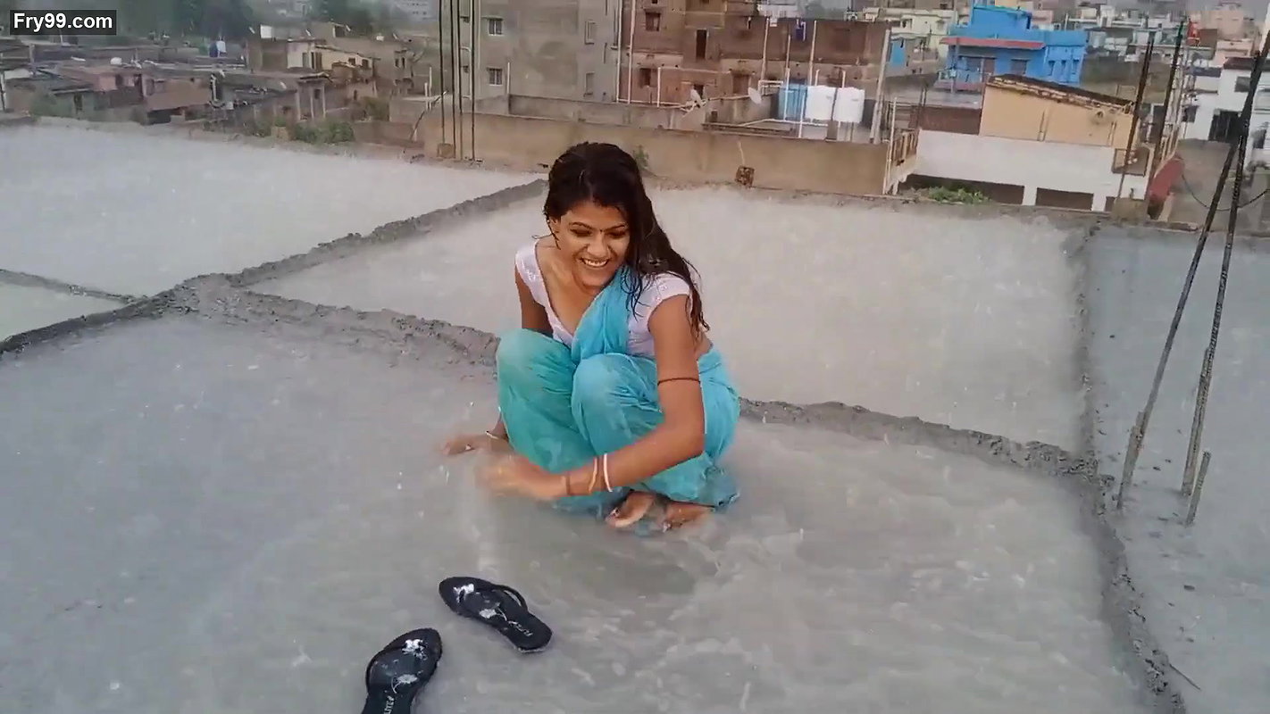 Urmila life and beauty Hot navel show Barish me bhig kar naha li me