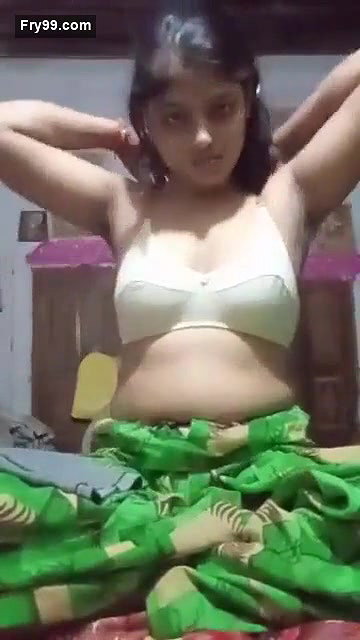 Sexy Desi Girl Strip Her Cloths and Showing Her Nude Body