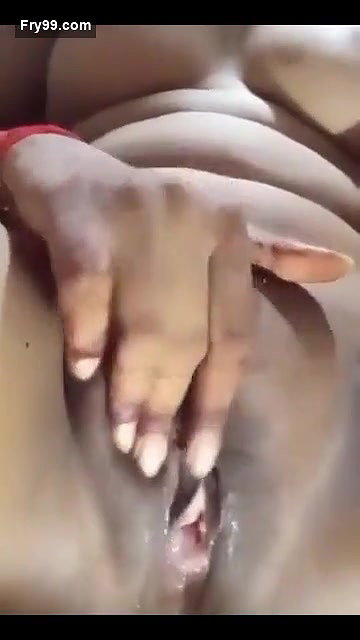 Sexy Desi Girl Strip Her Cloths and Showing Her Nude Body