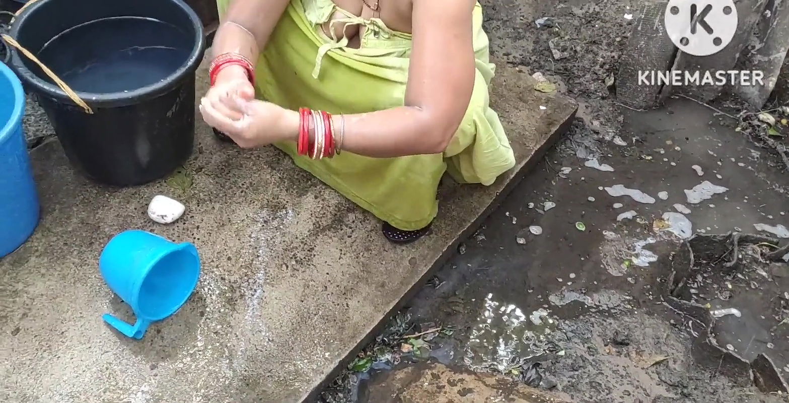 Bhabhi anita yadav ki hot bathing.