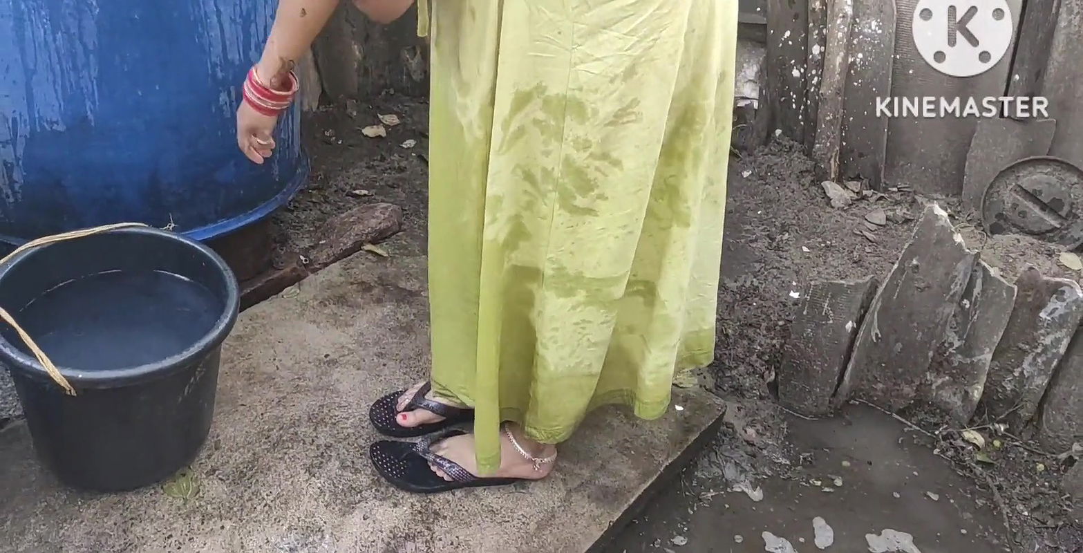 Bhabhi anita yadav ki hot bathing.