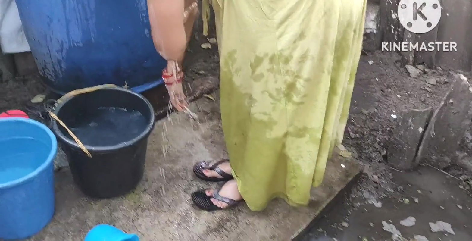 Bhabhi anita yadav ki hot bathing.