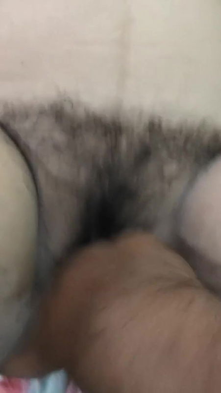 Bhabhi ki chut me ungli kiya Akele main.