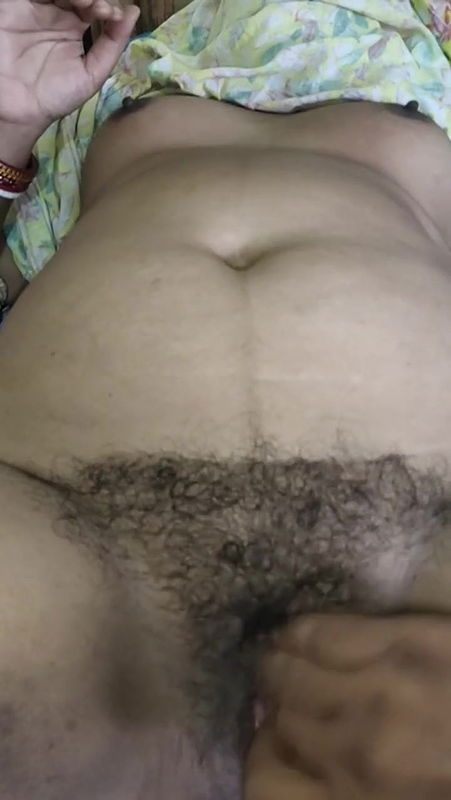 Bhabhi ki chut me ungli kiya.