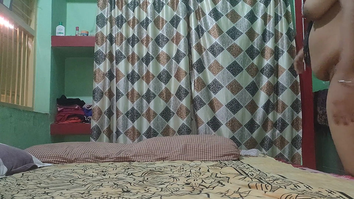 x Bhabhi ko condom lagakr choda.