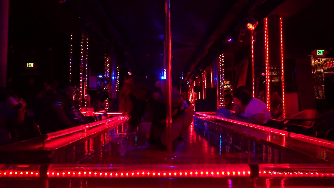 BBW Babe Plays with Pussy and double sided Dildo_3a4f89ba