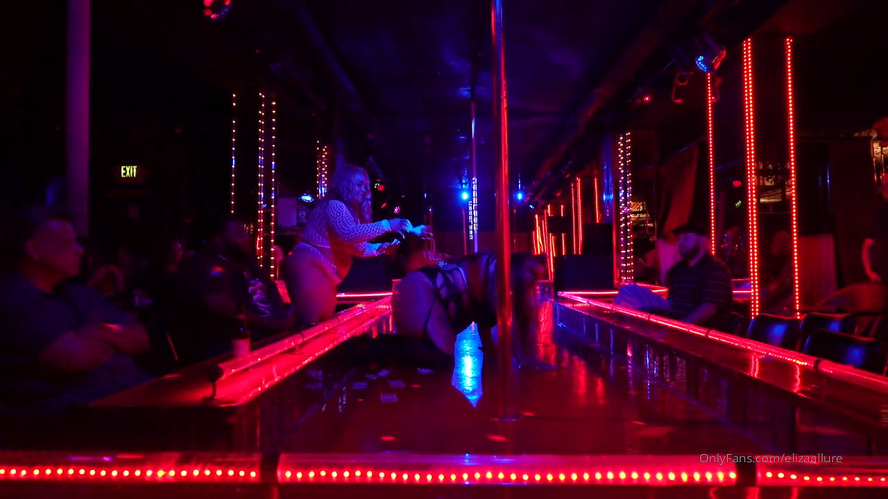 BBW Babe Plays with Pussy and double sided Dildo_3a4f89ba