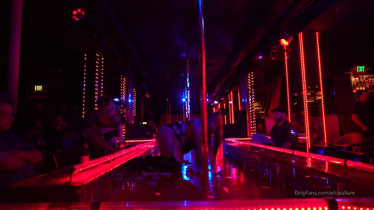 BBW Babe Plays with Pussy and double sided Dildo_3a4f89ba