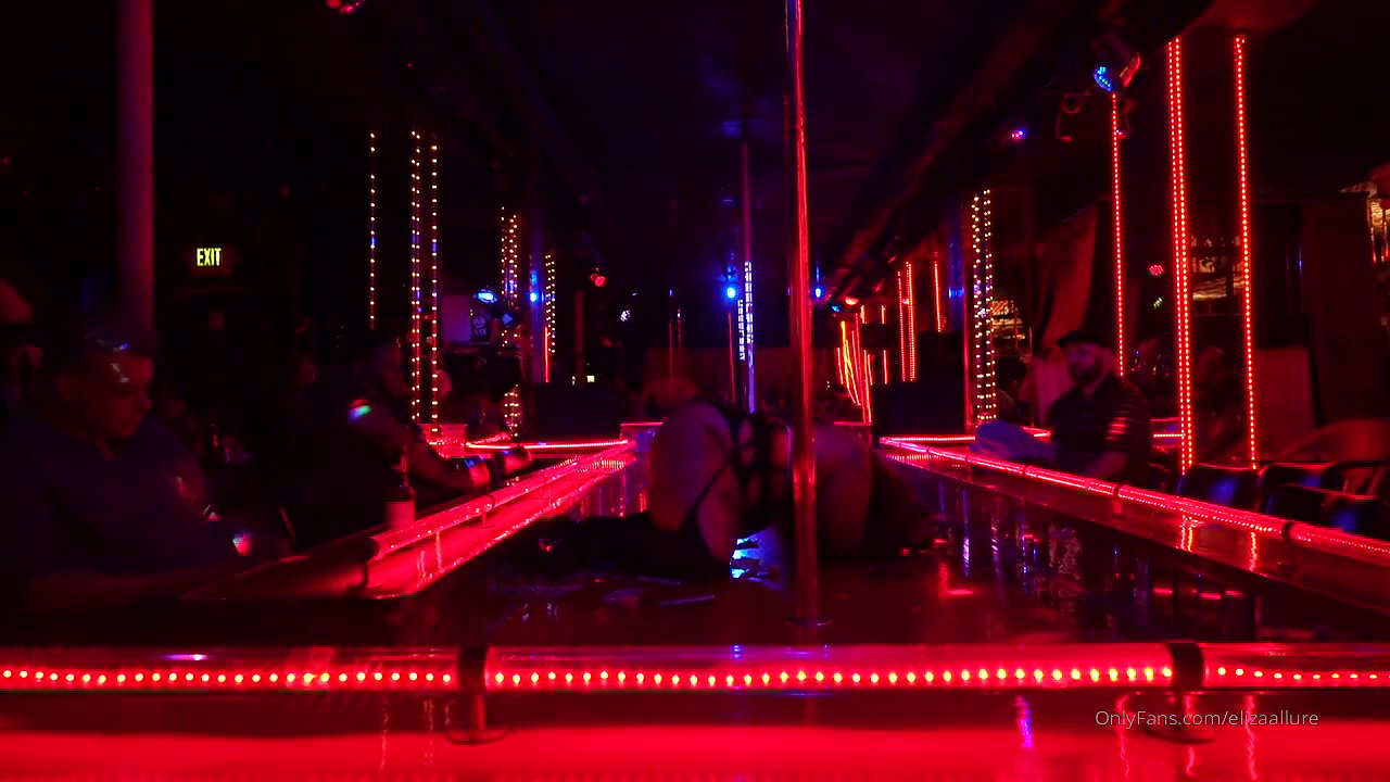 BBW Babe Plays with Pussy and double sided Dildo_3a4f89ba