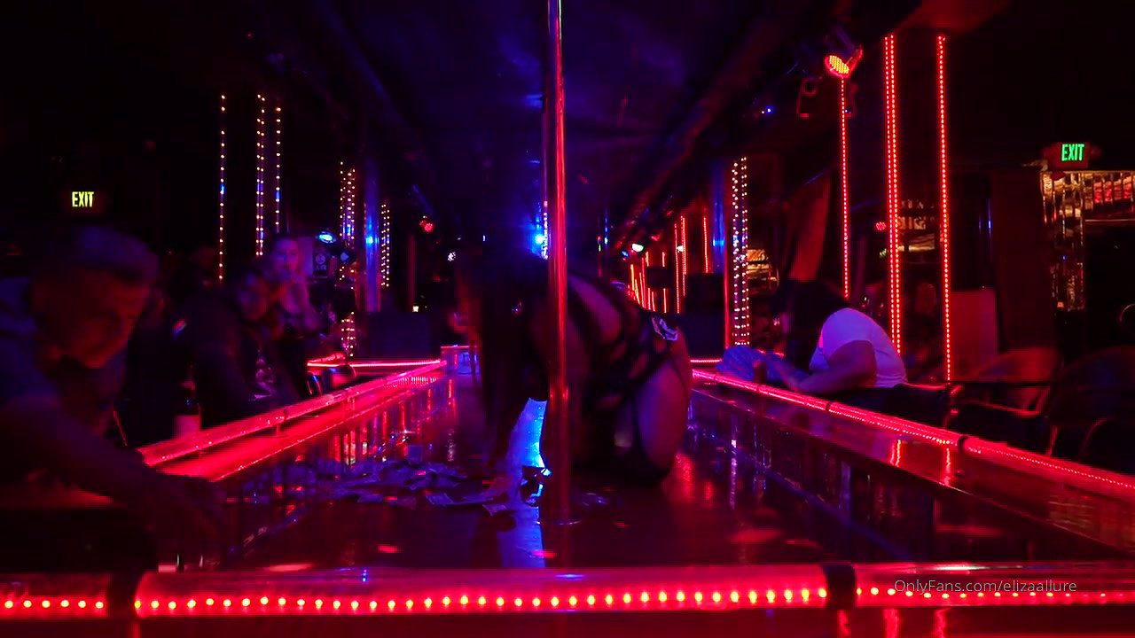 BBW Babe Plays with Pussy and double sided Dildo_3a4f89ba