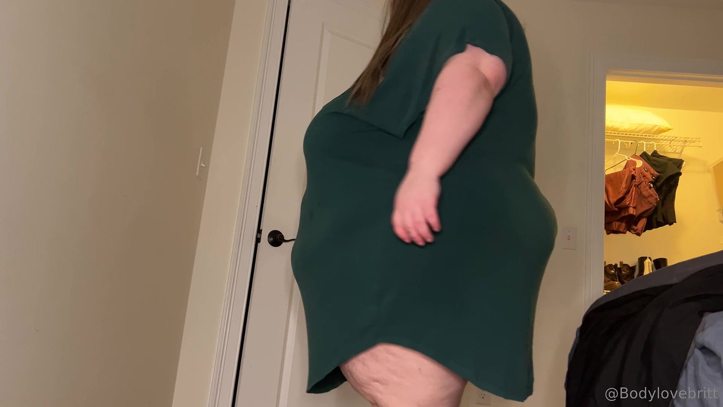 BBW stepmom MILF foot fetish dripping wet in bath wrinkled soles in the mirror_399dddee