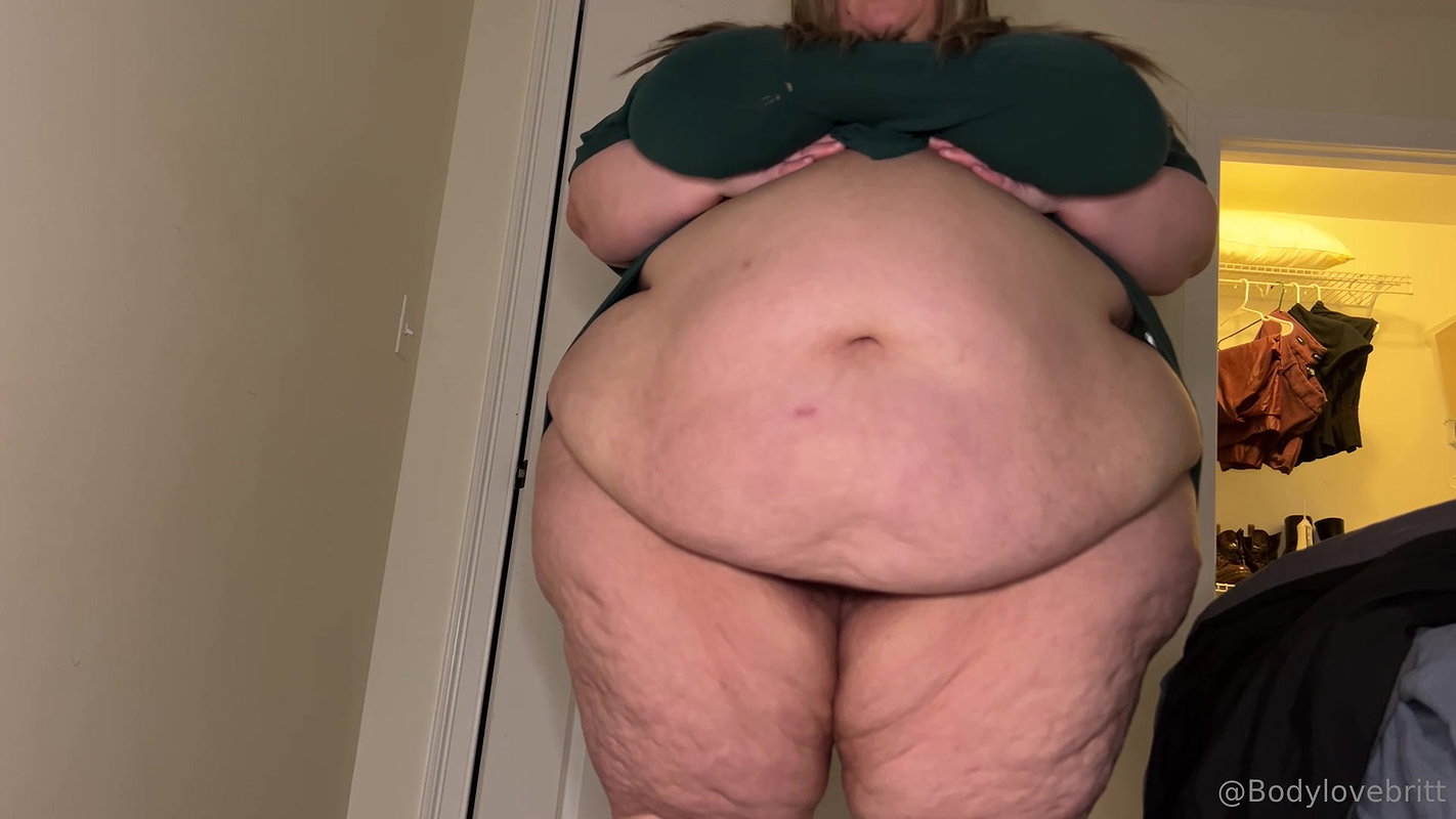 BBW stepmom MILF foot fetish dripping wet in bath wrinkled soles in the mirror_399dddee