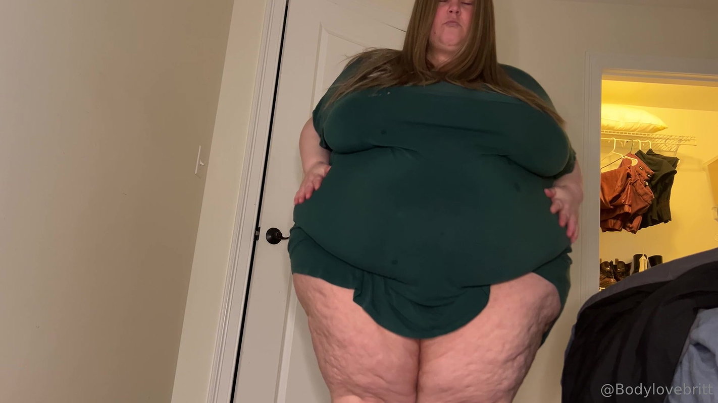 BBW stepmom MILF foot fetish dripping wet in bath wrinkled soles in the mirror_399dddee