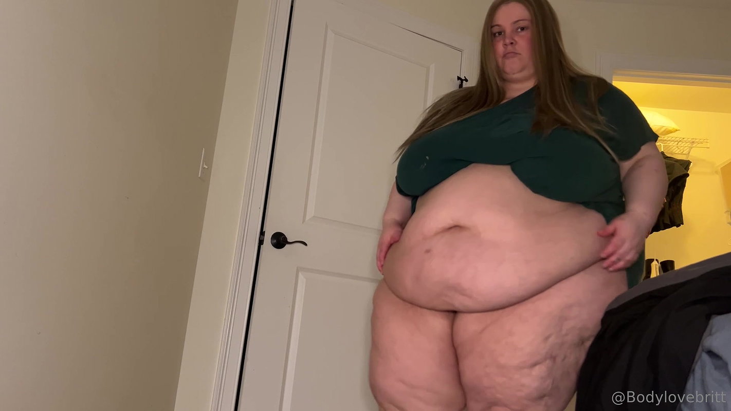 BBW stepmom MILF foot fetish dripping wet in bath wrinkled soles in the mirror_399dddee