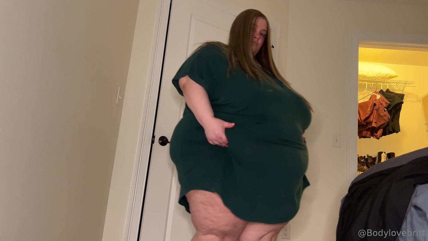 BBW stepmom MILF foot fetish dripping wet in bath wrinkled soles in the mirror_399dddee