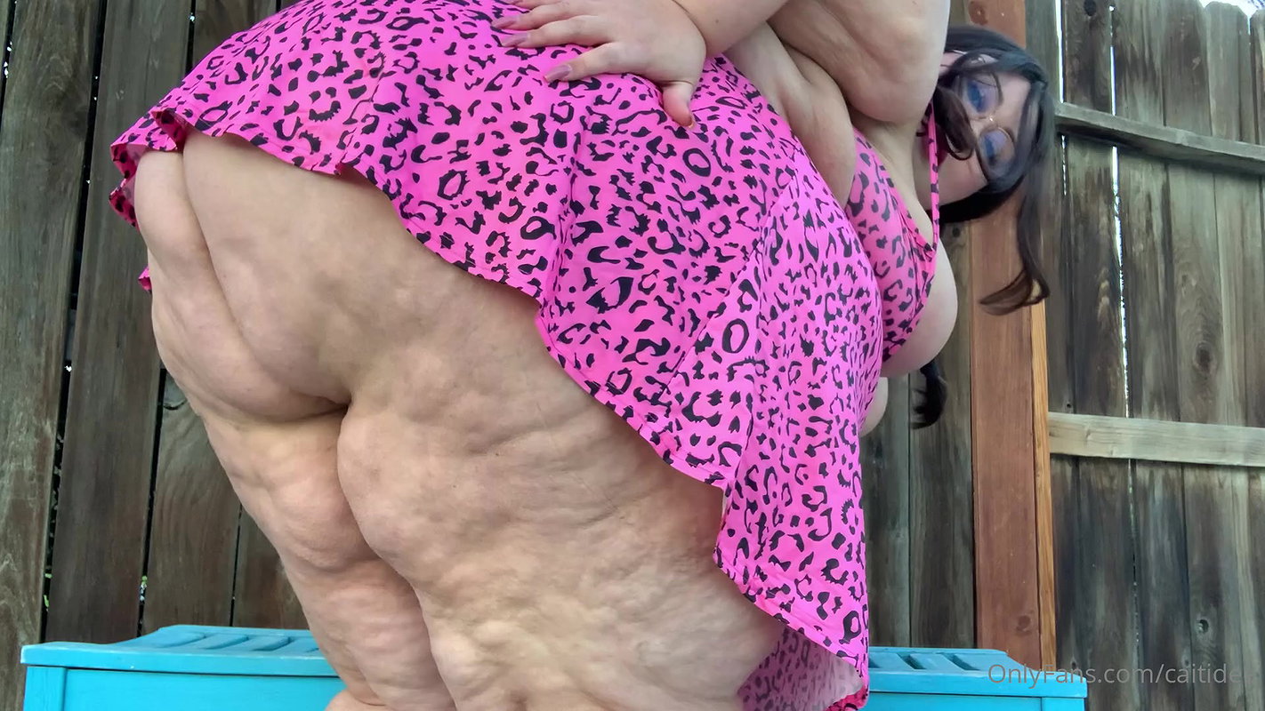 BBW watches pornhub with huge orgasm_f1c65b7b