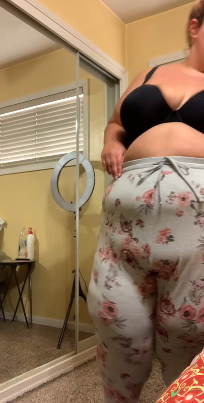 Busty BBW girlfriend (AI Generated)_92f812dc