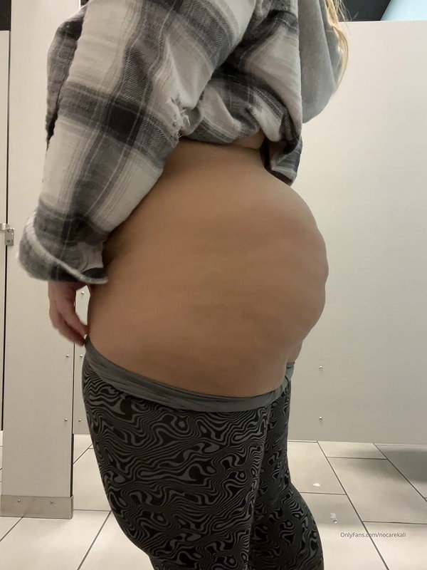 Chubby BBW glass in ass and pussy moaning and and cumming in socks_627f2030