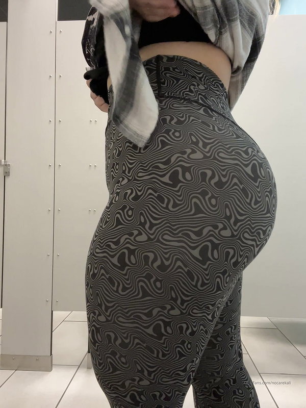 Chubby BBW glass in ass and pussy moaning and and cumming in socks_627f2030