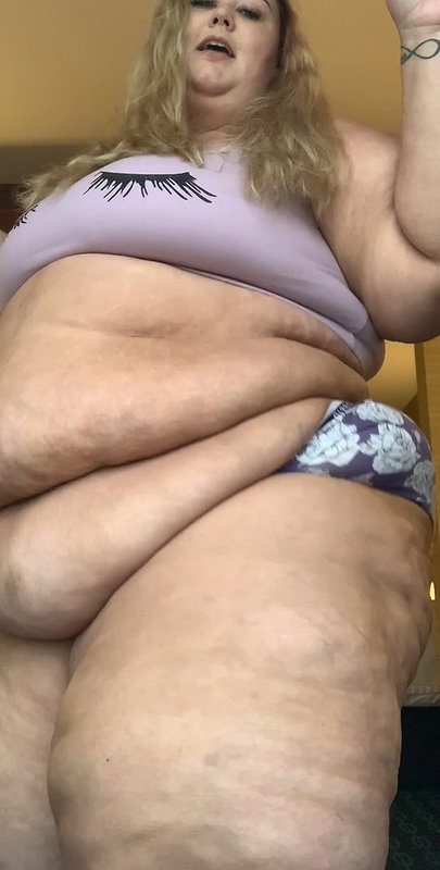 Cute BBW in black tights likes to fuck in a public park_5232959b