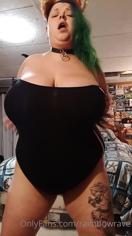 Dirty Talking BBW deepthroating a dildo and stuffing it between her big oiled tits_41255370