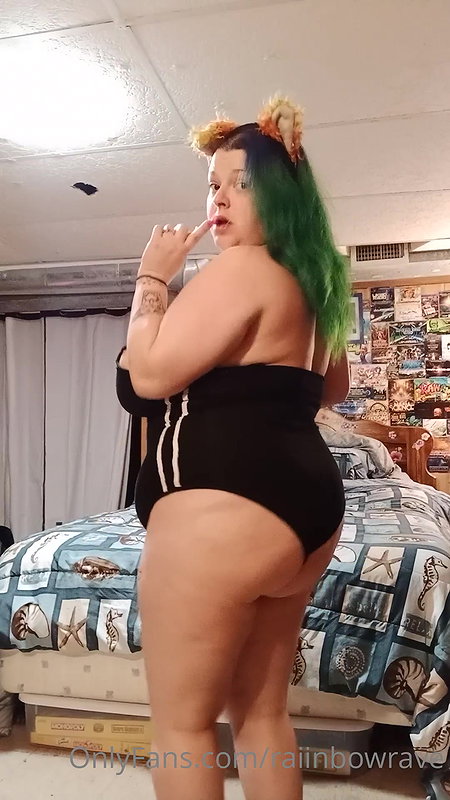 Dirty Talking BBW deepthroating a dildo and stuffing it between her big oiled tits_41255370