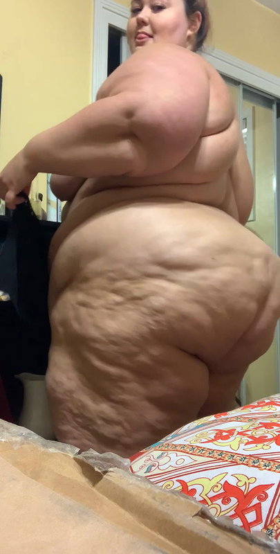 Horny BBW Celeste Luna Toys Her Muff Before Mounting a Faux Cock_59018a59