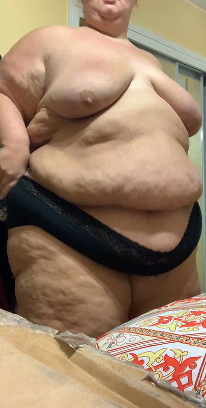 Horny BBW Celeste Luna Toys Her Muff Before Mounting a Faux Cock_59018a59