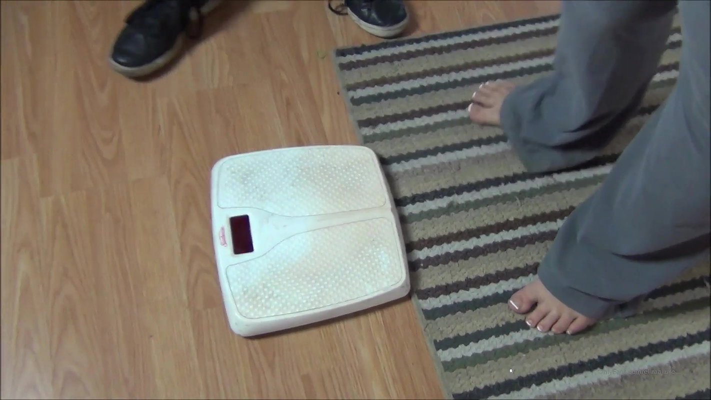 Sexy BBW Spanked Squirts and Fucks a Big Black Dildo_dbab508f