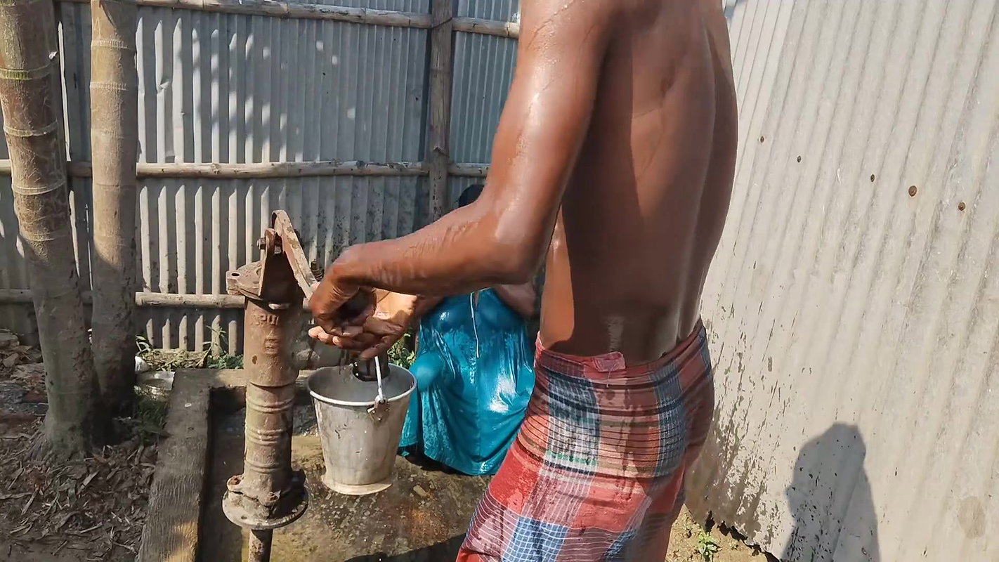 Indian desi house bhabhi ke sath nahaya