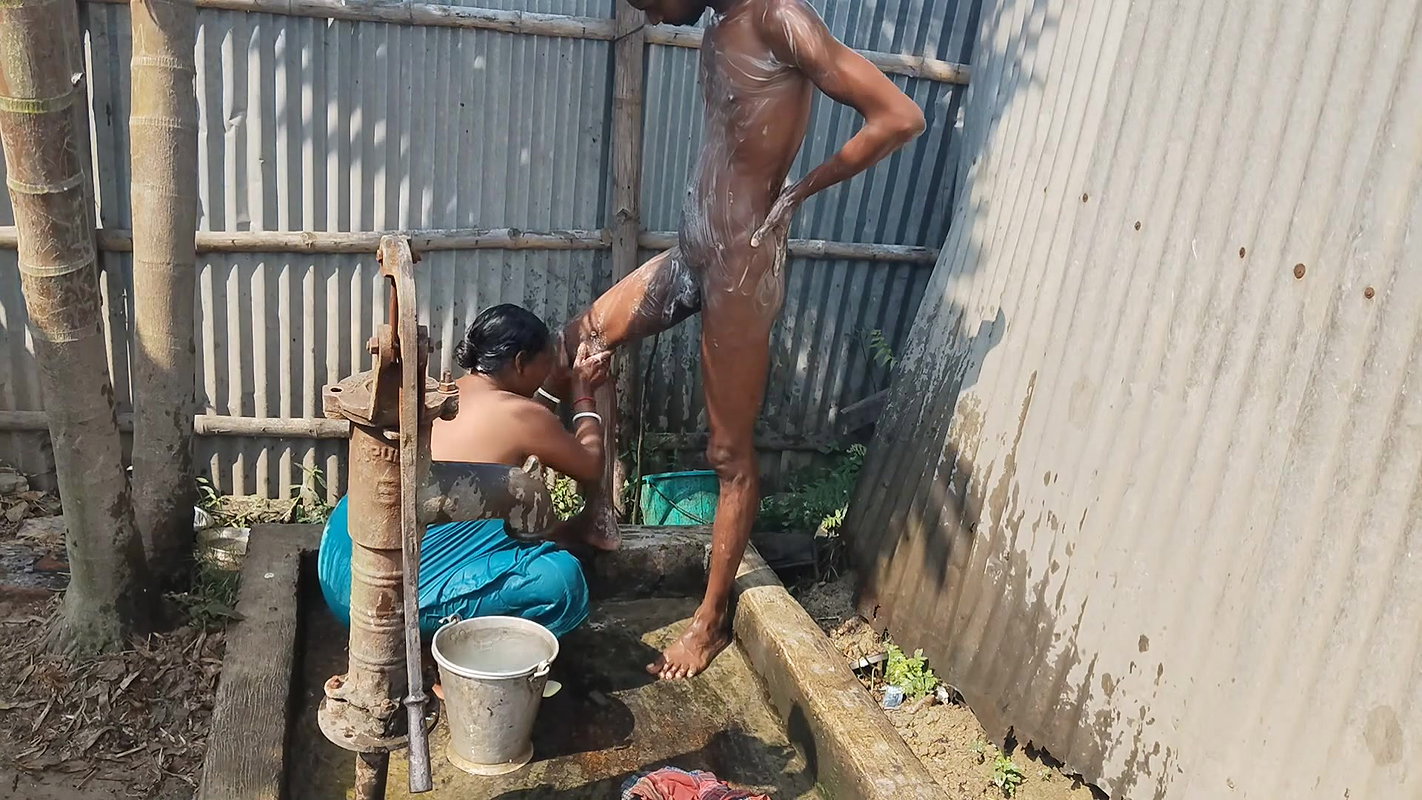 Indian desi house bhabhi ke sath nahaya