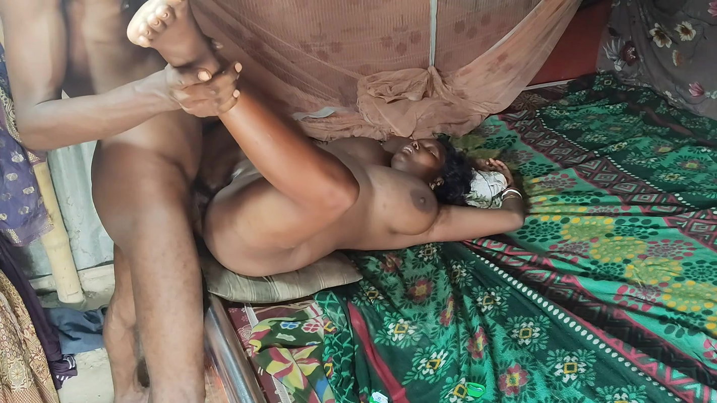 Desi bhabhi ki gand Mari bed per leta kar