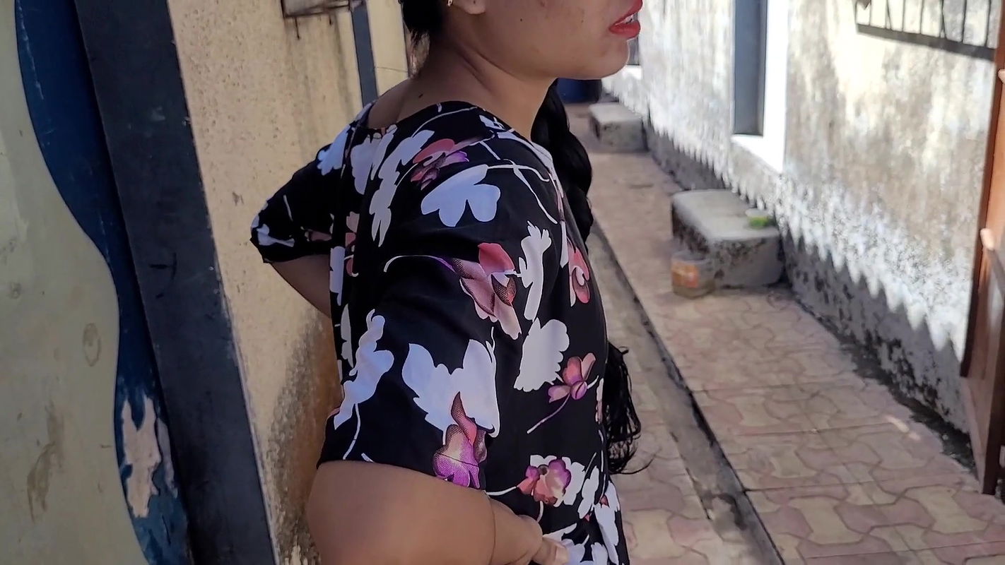 Desi bhabhi bahar thi tabhi vaha usaka padoshi aya or bhabhi ko chod diya.