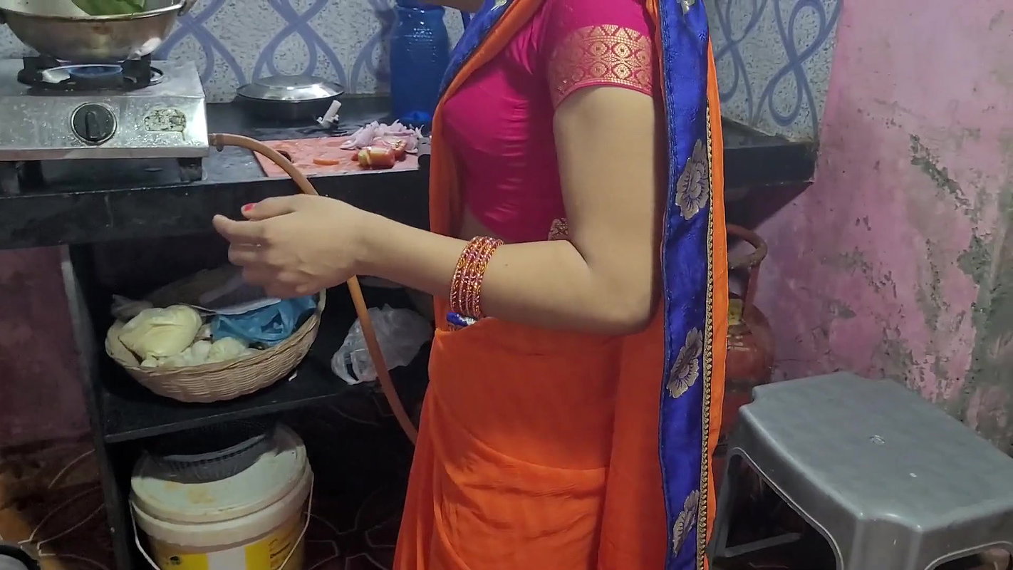Desi bhabhi kitchen me khana bana rahi thi tabhi devar ne piche le bhabhi ki.