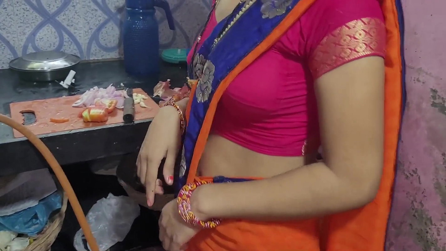 Desi bhabhi kitchen me khana bana rahi thi tabhi devar ne piche le bhabhi ki.