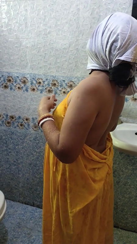 Desi Bhabhi ko nahate hue podoshi ne chupke se shoot kiya.