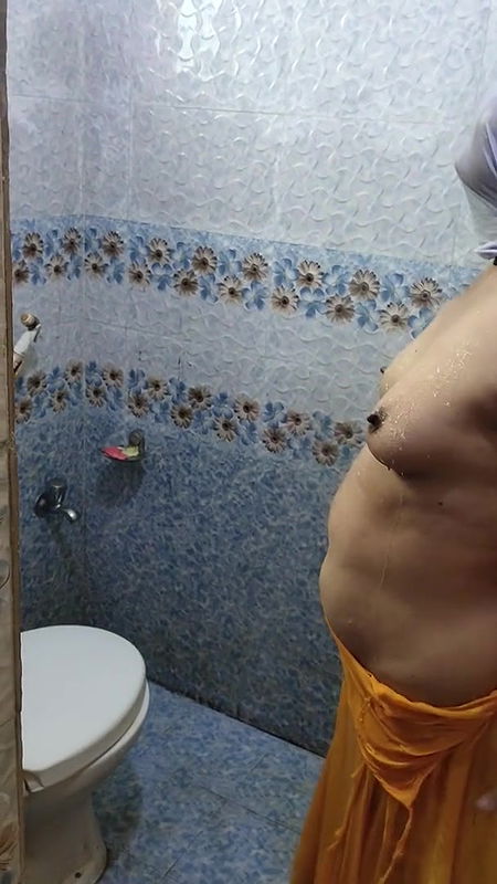 Desi Bhabhi ko nahate hue podoshi ne chupke se shoot kiya.